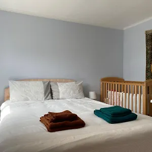Apartamento Morden Flat Close To Dlr Station With Free Parking, Londres